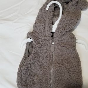 Sleeveless hodded vest